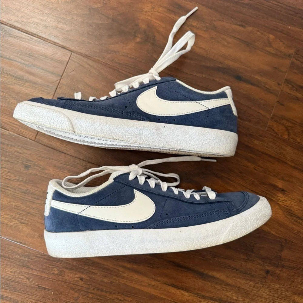 Nike Blazer ‘77 low Navy and White Suede Sneakers-Size 4.5
